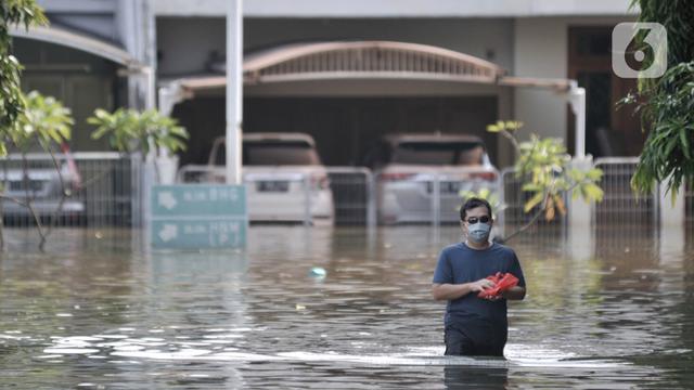 Banjir Rob Rendam Perumahan Pantai Mutiara Akibat Tanggul Jebol