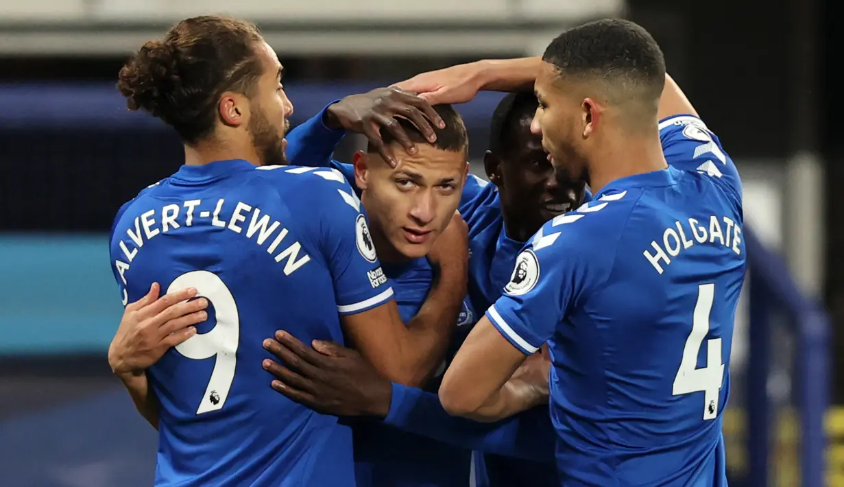 Striker Everton, Richarlison (tengah) melakukan selebrasi bersama rekan setim usai mencetak gol ke gawang Southampton dalam laga lanjutan Liga Inggris 2020/21 pekan ke-26 di Goodison Park, Liverpool, Senin (1/3/2021). Everton menang 1-0 atas Southampton. (AFP/Clive Brunskill/Pool)