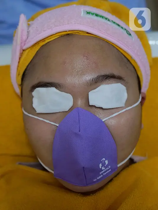 Pasien memakai masker khusus saat perawatan wajah di Emerald Health and Beauty by RSIA Tambak, Jakarta, Jumat (19/06/2020). Perawatan wajah dengan protokol kesehatan tetap menjadi prioritas klinik kecantikan di era new normal saat pandemi COVID-19. (Liputan6.com/Herman Zakharia)