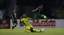 Penyerang Persebaya, Oktafianus Fernando, berebut bola dengan pemain Persik Kediri pada laga pembuka Shopee Liga 1 2020, Sabtu (29/2). Persebaya dan Persik bermain imbang 1-1. (Bola.com/Yoppy Renato)