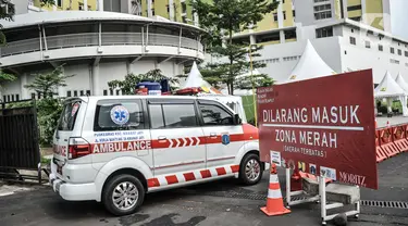 Mobil ambulans melewati pintu masuk saat mengantarkan pasien Covid-19 ke Rumah Sakit Darurat Covid (RSDC) Rusun Pasar Rumput, Jakarta, Senin (2/8/2021). Sebanyak 466 pasien Covid-19 masih menjalani perawatan di tower RSDC-19 Rusun Pasar Rumput hingga Senin (2/8) ini. (merdeka.com/Iqbal S Nugroho)