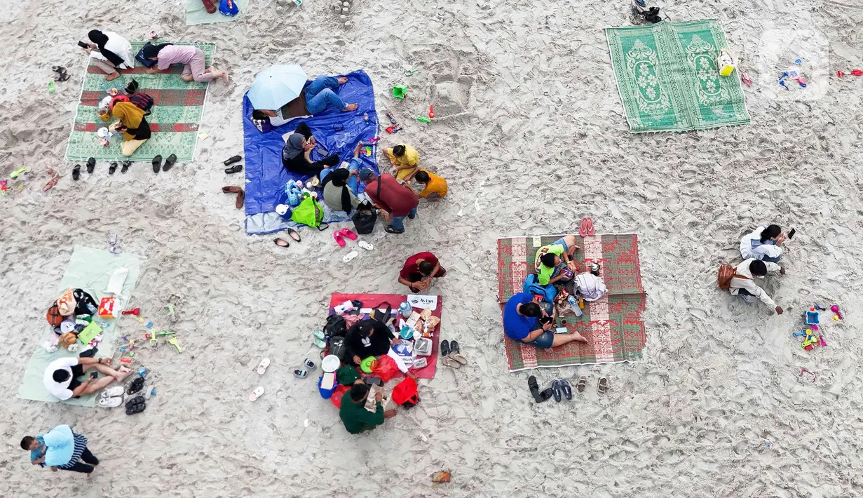 Pada Selasa (1/4/2025) hingga pukul 17.00 WIB, tercatat jumlah kunjungan wisatawan ke Pantai Ancol Taman Impian, Jakarta mencapai 55 ribu orang. (Liputan6.com/Herman Zakharia)