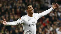 Bintang Real Madrid, Cristiano Ronaldo, merayakan gol yang dicetaknya ke gawang Espanyol pada laga La Liga Spanyol di Stadion Santiago Bernabeu, Spanyol, Minggu (31/1/2016). Los Blancos berhasil menang 6-0. (Reuters/Juan Medina)