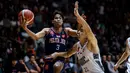 Pemain Pelita Jaya, Yesaya Alessandro Saudale (kiri) berusaha melakukan lay up dibayangi pemain Satria Muda, Avan Seputra saat laga gim ketiga final IBL All Indonesia 2024 yang berlangsung di Hall Basket, Senayan, Jakarta, Sabtu (06/10/2024). Pelita Jaya menang dengan skor 75-70. (Bola.com/Bagaskara Lazuardi)