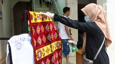 Petugas menyemprotkan cairan disinfektan ke sajadah jemaah sebelum Salat Jumat di Masjid El-Syifa, Jakarta, Jumat (20/3/2020). Sejumlah masjid di Jakarta masih menggelar salat Jumat meski ada imbauan dari MUI terkait merebaknya virus corona atau COVID-19. (Liputan6.com/Fery Pradolo)