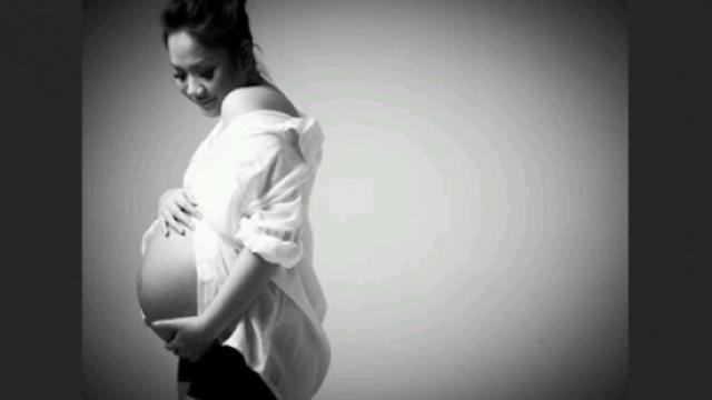 6 Artis Pose Seksi Saat Hamil