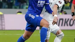 Bek Leicester City Jannik Vestergaard (kiri) berebut bola dengan gelandang Legia Warszawa Mahir Emreli pada matchday kedua Grup C Liga Europa 2021/2022 di Polish Army stadium, Kamis (31/9/2021). Leicester City kalah 0-1 di markas Legia Warszawa. (JANEK SKARZYNSKI / AFP)