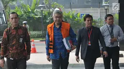 Gubernur Sulawesi Tenggara Nur Alam mengenakan rompi tahanan KPK berjalan memasuki gedung KPK, Jakarta, Jumat (21/7). Dalam perkara ini, Nur Alam diduga melakukan penyalahgunaan wewenang sehingga memperkaya diri sendiri. (Liputan6.com/Helmi Afandi)