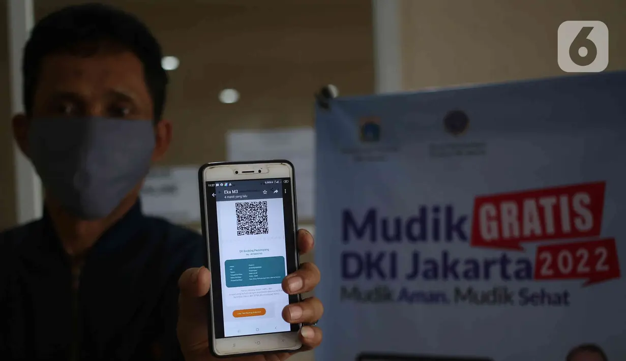 Warga menunjukkan QR booking penumpang usai melakukan verifikasi offline untuk mudik gratis di Kantor Sudinhub Jakarta Selatan, Pancoran, Rabu (20/4/2022). Kuota tersebut, terdiri dari 11.680 kursi untuk arus mudik dan 8.000 kursi untuk arus balik. (Liputan6.com/Herman Zakharia)