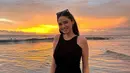 Beginilah potret Syifa Hadju saat berpose berlatar sunset, penampilan Syifa ini dipuji netizen tetap cantik meski cahaya di sekitar yang minim. (Liputan6.com/IG/@syifahadju)