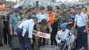 Tim SAR Gabungan memindahkan FDR (Flight Data Recorder) dari koper penyimpanan ke kotak khusus milik KNKT (Komite Nasional Keselamatan Transportasi) di Lanud Iskandar, Pangkalan Bun, Kalteng, Senin (12/01/2015). (Liputan6.com/Andrian M Tunay)