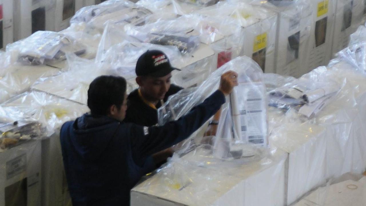 Distribusi logistik Pemilu 2024 ditargetkan sampai ke seluruh tempat pemungutan suara di Ibu Kota paling lambat hari ini, Selasa (13/2).&nbsp;Merdeka.com/Imam Buhori