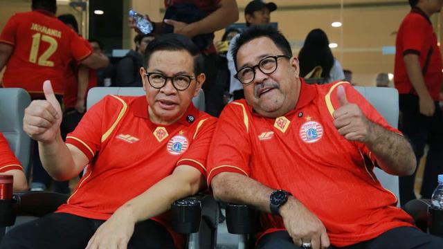 Gubernur Jakarta Pramono Anung bersama Wakil Gubernur (Wagub) Rano Karno meresmikan jersey baru tim sepak bola Persija.