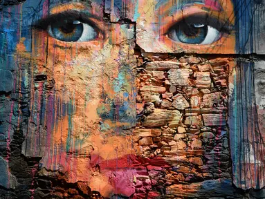 Sebuah mural wajah manusia terlihat selama festival seni jalanan tahunan Meninas de Canido di Ferrol, Spanyol, Minggu (2/9). Meninas de Canido didirikan pada tahun 2008. (MIGUEL RIOPA/AFP)