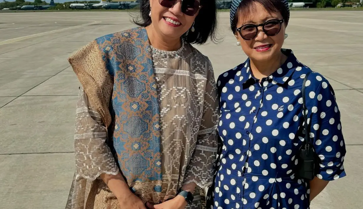 Keduanya pun tampak hadir dalam acara pelantikan presiden dan wakil presiden. Sama-sama tampil berkebaya, penampilan keduanya menarik untuk disimak.