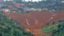 Petugas penyelamat berkumpul di puncak tanah longsor di Regent, sebelah timur Freetown, Sierra Leone, (14/8). Sejumlah jalan di daerah tersebut berubah menjadi sungai yang penuh lumpur dan jasad-jasad warga. (AP Photo / Manika Kamara)