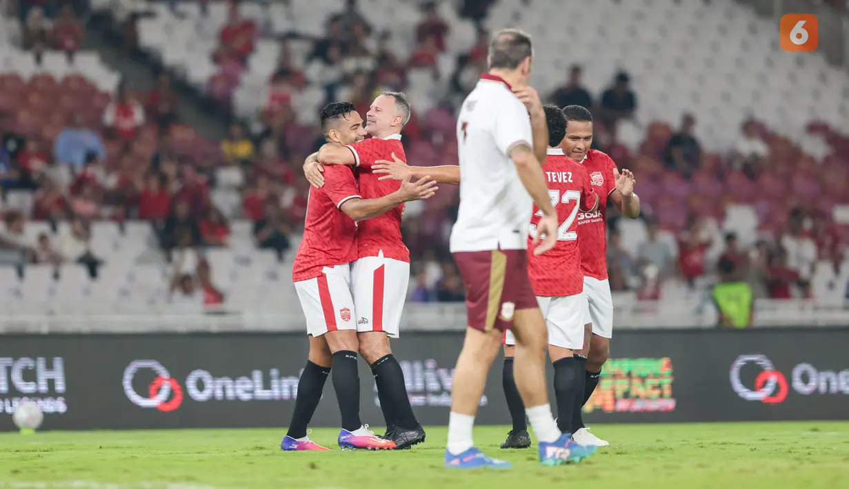 Radamel Falcao dipeluk Ryan Giggs usai mencetak gol penyama kedudukan menjadi 2-2 untuk United Legends saat menghadapi North London Legends dalam laga ekshibisi Champions Impact in Jakarta: The Rivalry Returns di Stadion Utama Gelora Bung Karno (SUGBK), Jakarta, Sabtu (10/10/2026). (KLY/Budy Santoso)