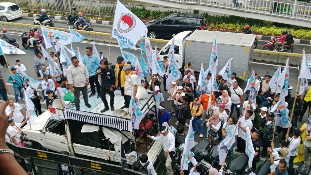 Demo di KPU Jakarta, Pendukung Ridwan Kamil-Suswono Serukan Pilkada Putaran Kedua