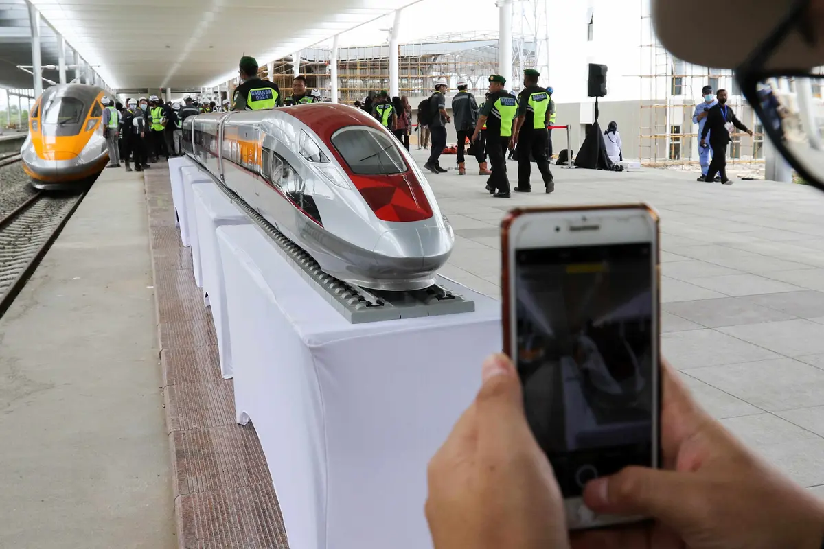 Rangkaian Kereta Cepat Jakarta-Bandung Terparkir di Stasiun Tegalluar