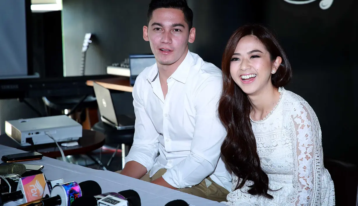 Keharuan Samuel hingga menitikan air mata pada awalnya memang sengaja ia tutupi. Namun momen bahagia menikahi Franda semakin membuat air mata bahagianya mengalir dengan sendirinya. (Deki Prayoga/Bintang.com)