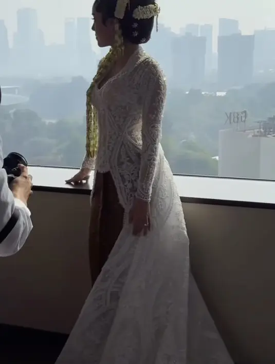 <p>Anggika mengenakan dua busana, yakni kebaya dan baju dodotan khas Jawa. [Foto: Instagram/ Anggika Bolsterli]</p>