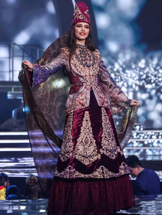Miss Rusia Ralina Arabova tampil pada presentasi kostum nasional kontes kecantikan Miss Universe ke-70 di Eilat, Israel, 10 Desember 2021. Para kontestan dari berbagai negara dengan apik mengeksekusi kostum nasionalnya dan berlomba-lomba menjadi yang terbaik. (Menahem KAHANA/AFP)