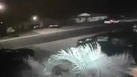 Cahaya itu melintasi langit malam dan menimbulkan getaran yang mengguncang rumah warga (dailymail.com).