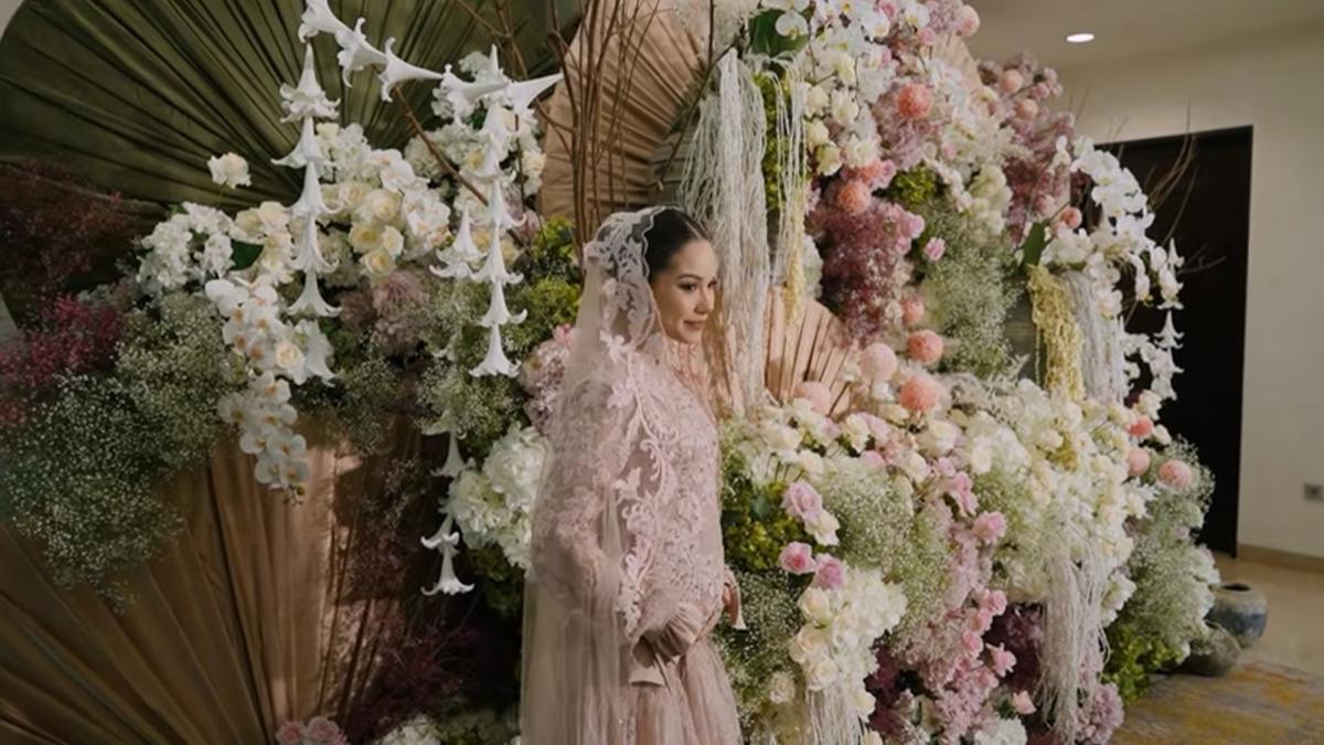 8 Potret Alyssa Daguise dengan Gaun Kebaya Modern Blush Pink di Pengajian 4 Bulan Kehamilan