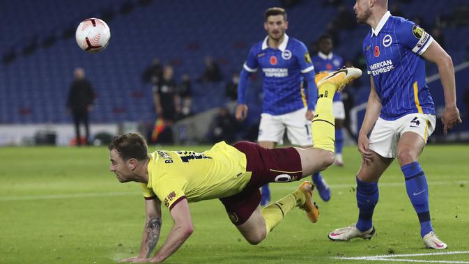 Ashley Barnes dari Burnley melakukan penyelaman saat pertandingan sepak bola Liga Primer Inggris antara Brighton dan Burnley di stadion Falmer di Brighton, Inggris, Jumat, 6 November 2020. (Gareth Fuller / Pool via AP)