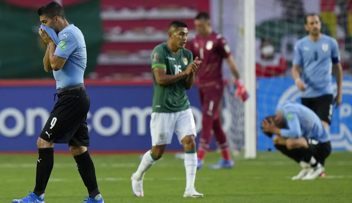 Pemain Uruguay Luis Suarez (kiri) bereaksi usai dikalahkan Bolivia pada pertandingan kualifikasi Piala Dunia 2022 di Stadion Hernando Siles, La Paz, Bolivia, 16 November 2021. Bolivia menang 3-0. (AP Photo/Juan Karita)
