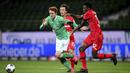 Pemain Bayer Leverkusen, Edmond Tapsoba, berebut bola dengan pemain Werder Bremen, Joshua Sargent, pada laga Bundesliga di Weserstadion, Bremen, Senin (18/5/2020). Bayer Leverkusen menang 4-1 atas Werder Bremen. (AP/Stuart Franklin)