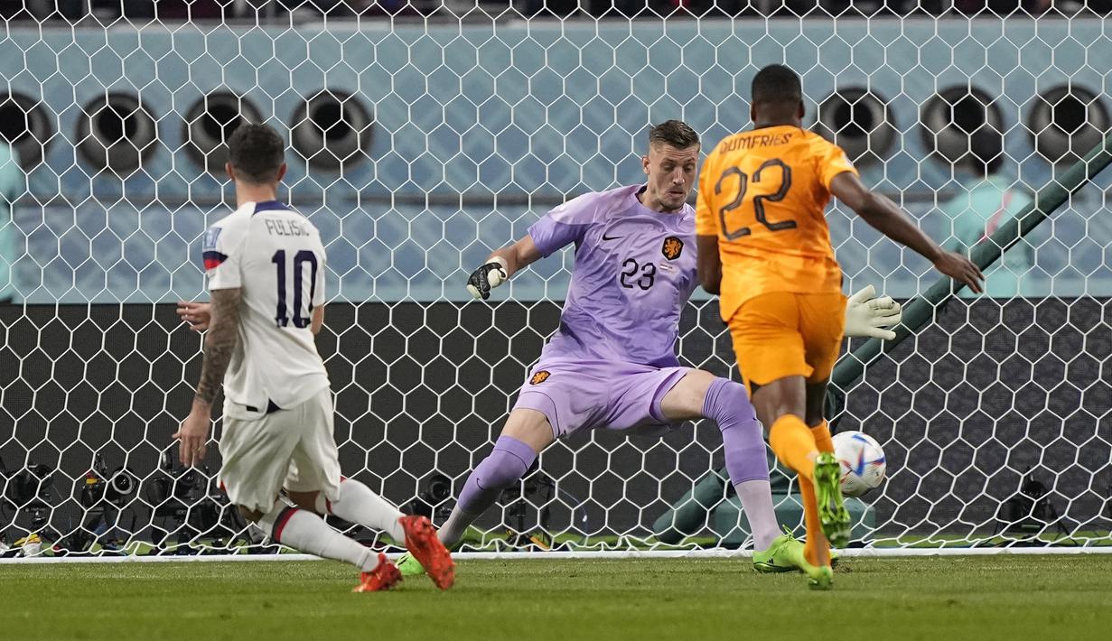 Saat laga baru berjalan lima menit, Amerika Serikat mendapatkan peluang emas melalui Christian Pulisic. Tinggal berhadapan dengan kiper Andries Noppert, tendangannya masih mampu dimentahkan refleks kaki sang penjaga gawang. (AP/Martin Meissner)