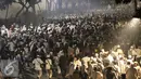 Pengunjuk rasa berlari usai polisi menembakkan gas air mata di jalan Medan Merdeka Barat saat Aksi Damai 4 November, Jakarta, Jumat (4/11). Polisi membubarkan massa dengan paksa dengan gas air mata. (Liputan6.com/Faizal Fanani)