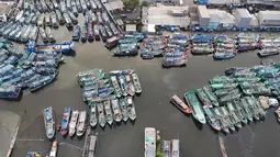 Para nelayan mengkhawatirkan angin kencang dan gelombang tinggi yang dapat membahayakan keselamatan saat melaut. (merdeka.com/Arie Basuki)