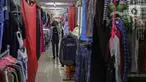 Pengunjung melintas di antara kios pedagang di Pasar Baru Metro Atom, Jakarta, Kamis (5/12/2019). Pedagang kaki lima yang berada di kawasan bahu Jalan Raya Senen, akan direlokasi ke Pasar Baru Metro Atom sesuai permintaan mereka yang menolak dipindah ke Pasar Kenari. (Liputan6.com/Faizal Fanani)