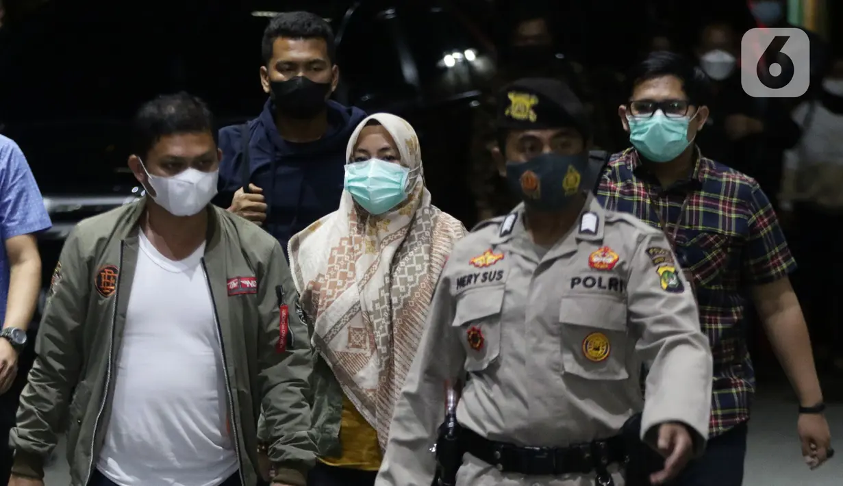 Bupati Kolaka Timur (Koltim) Sulawesi Tenggara, Andi Merya Nur (tengah) saat tiba di Gedung KPK, Jakarta, Rabu (22/9/2021). Sebelumnya, Andi Merya Nur terjaring operasi tangkap tangan (OTT) KPK bersama lima orang lainnya pada Selasa (21/9) malam. (Liputan6.com/Helmi Fithriansyah)
