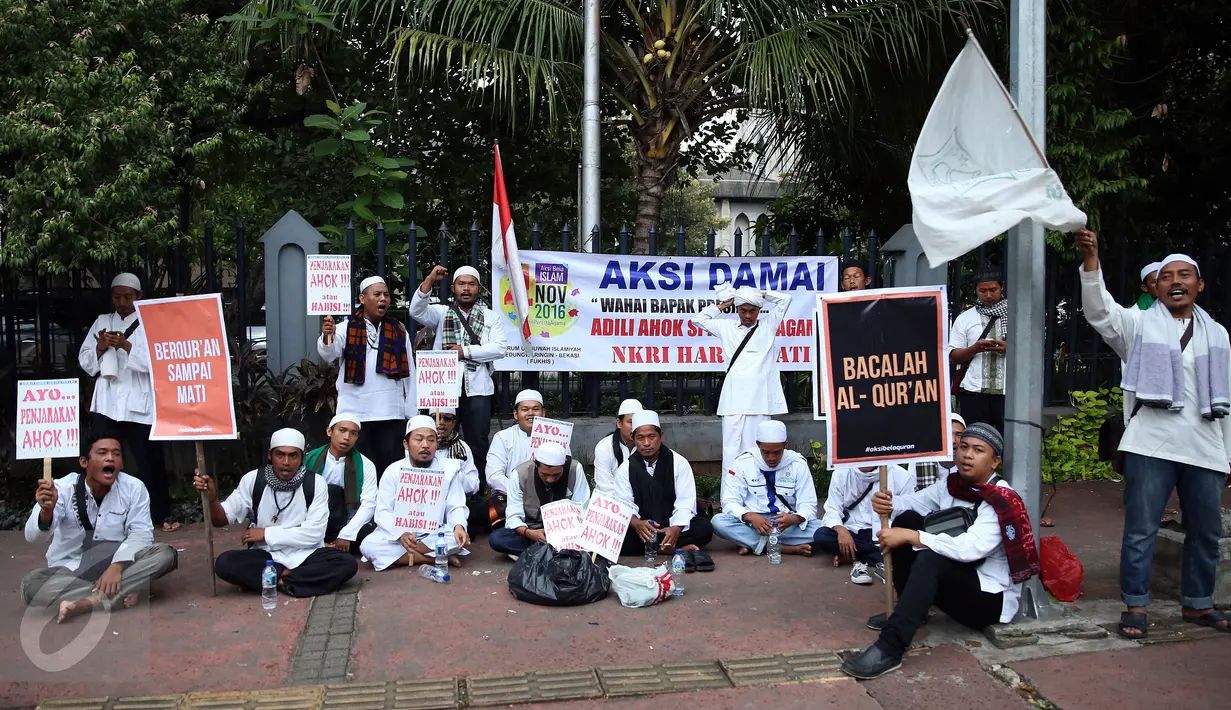 Umat muslim dari berbagai daerah sedang istirahat sambil meneriakan takbir usai melakukan perjalanan dan menjalankan salat Shubuh di Masjid Istiqlal, Jakarta. (04/10). (Liputan6.com/Johan Tallo)