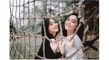 Azel dan Azri kerap melakukan sesi pemotretan dan syuting bersama untuk produk dan acara tertentu.