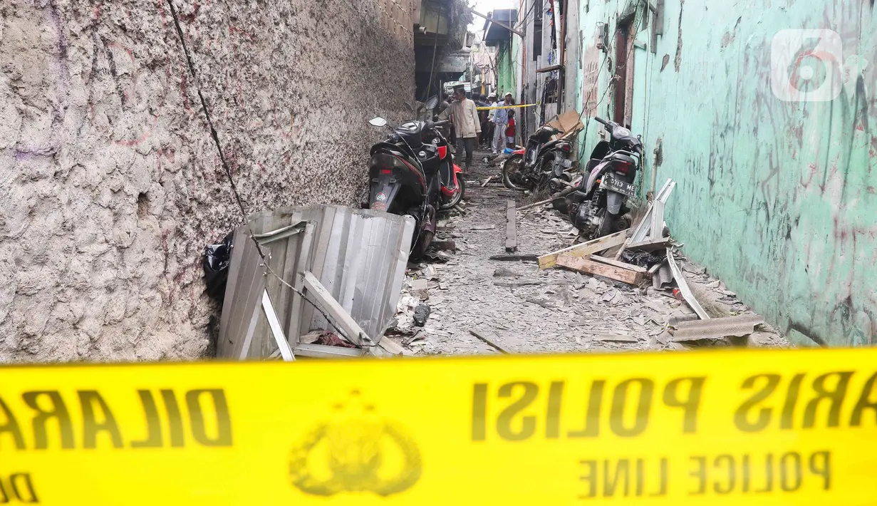 Garis polisi terpasang di area permukiman warga yang hangus terbakar dampak kebakaran Depo Pertamina Plumpang di Jalan Koramil, Rawa Badak, Jakarta, Sabtu (4/3/2023). RS Polri Kramat Jati sudah menerima sekitar 16 kantong jenazah korban kebakaran Depo Pertamina Plumpang, Jakarta Utara.(Liputan6.com/Herman Zakharia)