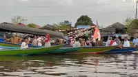 Tradisi unik yang masih bertahan di Desa Jantur Baru adalah mengarak calon jemaah haji dengan perahu. (YouTube/Arian Channel)