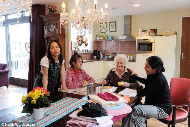 Mengupas kentang bersama asisten yang baik dan penyayang | Photo copyright Dailymail.co.uk