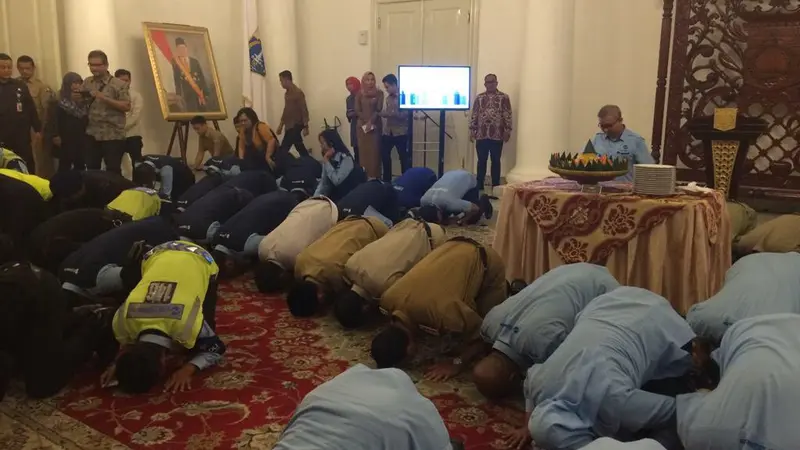 Anies-Sandi dan Jajaran Transjakarta Sujud Syukur Ramai-Ramai di Balai Kota