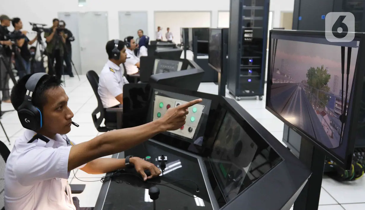 Simulator LRT tersebut digunakan untuk melatih kompetensi train attendant agar mampu mengendalikan trainset atau LRT.  (Liputan6.com/Herman Zakharia)