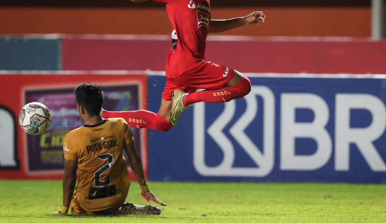 Bek kanan Bhayangkara Putu Gede Juni Antara tidak ketinggalan dengan mencoba merepotkan pertahanan Persija pada menit ke-29. (Bola.com/Bagaskara Lazuardi)