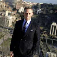 Daniel Craig berpose di salah satu lokasi indah lainnya yang dijadikan lokasi syuting film ‘Spectre’ yaitu Senatorial Palace - Piazza del Campidoglio di Roma, Itali. (Bintang/EPA)