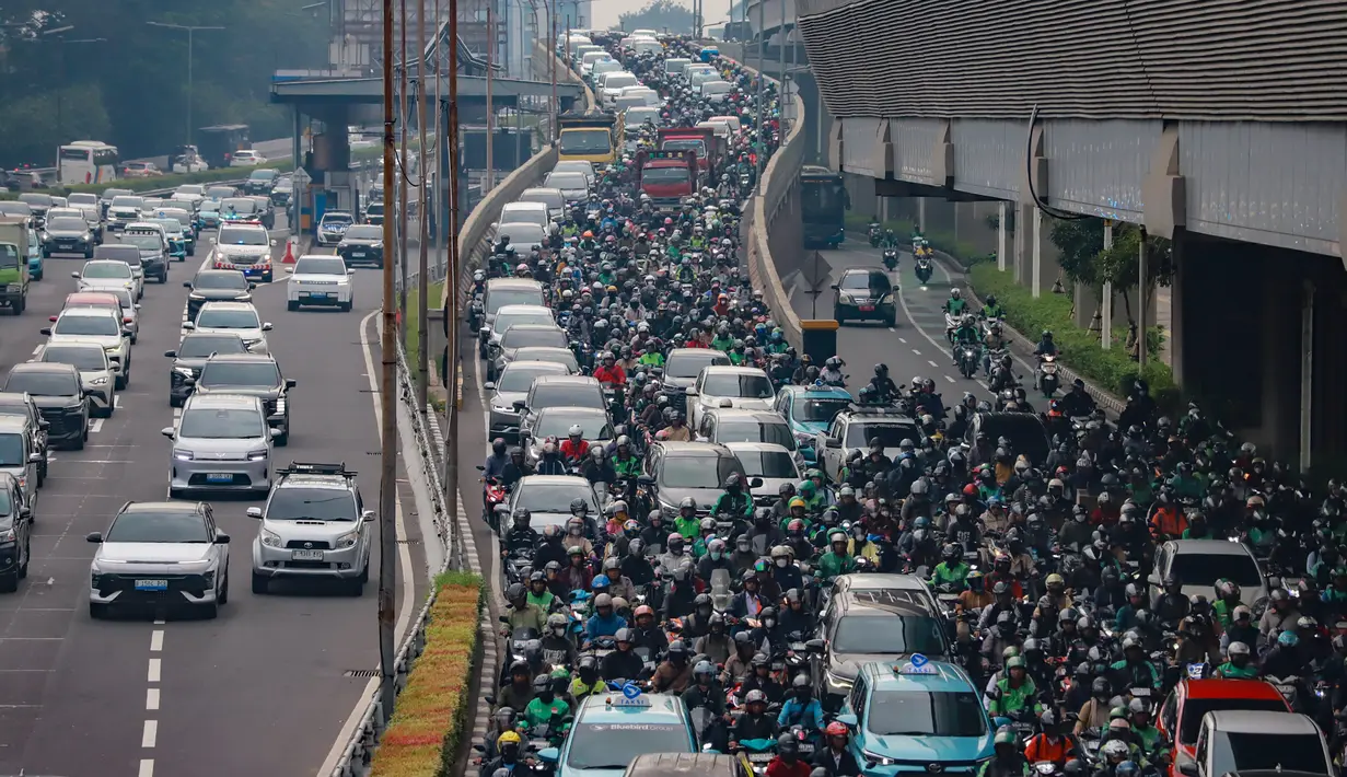 Kepadatan terjadi seiring kembalinya para pekerja ke rutinitas normal serta hari pertama sekolah untuk semester genap tahun ajaran 2025-2026. Tampak dalam foto, pengendara terjebak macet saat hari pertama masuk kerja dan sekolah 2026 di Jalan Jenderal Gatot Subroto, Jakarta, Senin (5/1/2026). (merdeka.com/Arie Basuki)