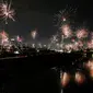 Tampak kembang api menghiasi langit Jakarta saat malam pergantian tahun di kawasan Banjir Kanal, Petamburan, Jakarta, Minggu (01/1). Sambut Tahun Baru 2017 warga ibukota menyalakan kembang api di Bundaran HI dan Monas. (Liputan6.com/Johan Tallo)