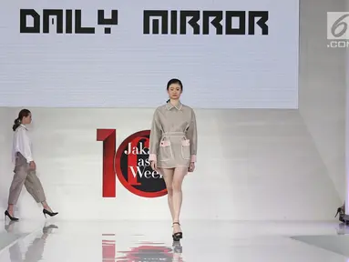 Model membawakan busana karya Daily Mirror di Jakarta Fashion Week (JFW) 2018 di Senayan City, Jakarta, Selasa (25/10). Daily Mirror merupakan karya dari desainer Korea Selatan, Kim Ju Han. (Liputan6.com/Herman Zakharia)