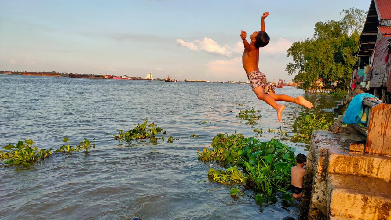 Serunya Anak-anak Berenang di Tepian Sungai Musi Palembang di Pagi Hari