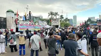 Massa aksi demo menolak hasil Pemilu 2024 di depan Gedung DPR, Senayan, Jakarta, Selasa (5/3) berangsur membubarkan diri. Mereka akan kembali menggelar aksi demo serupa pada 8-10 Maret 2024. (Liputan6.com/Nanda Perdana Putra)